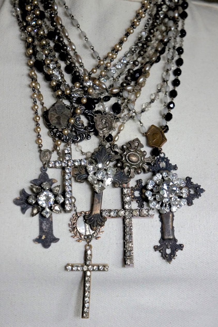 Ett lager-på-lager-halsband med pärlor och kors i vintagestil, som illustrerar hur ett smyckes historia och berättelse bidrar till dess värde.